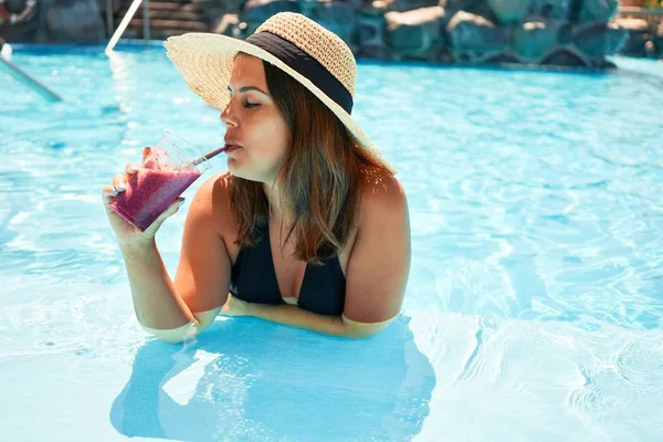 Jonge Mooie Sexy Vrouw Het Zwembad Van Het Resort Vakantie — Stockfoto