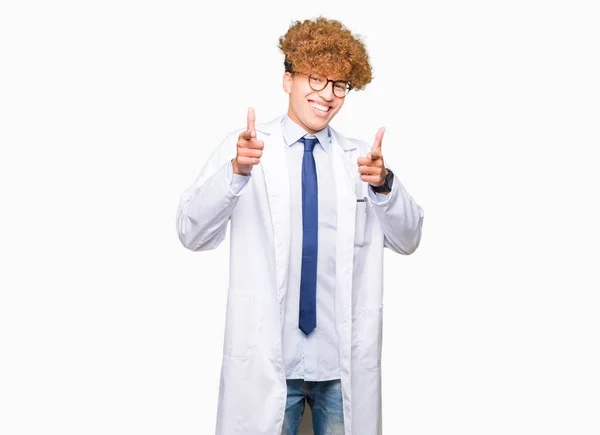 Mladý Pohledný Vědec Muž Nosí Brýle Ukazují Prstem Kameru Šťastný — Stock fotografie