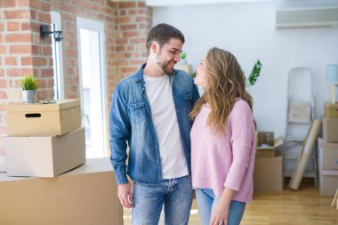 Genç güzel çift yeni bir Ho hareket mutlu birlikte bakıyor