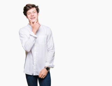 Genç yakışıklı iş adamı emin çapraz kollar ve çeneme kaldırdı el ile gülümseme ile kameraya bakarak izole arka plan üzerinde. Pozitif düşünce.