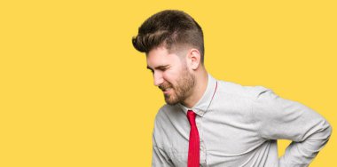 Genç yakışıklı iş adam acı dokunmadan el ile geri, kas ağrısı, sırt ağrısı,