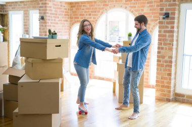 Genç çift yeni bir eve taşınıyor