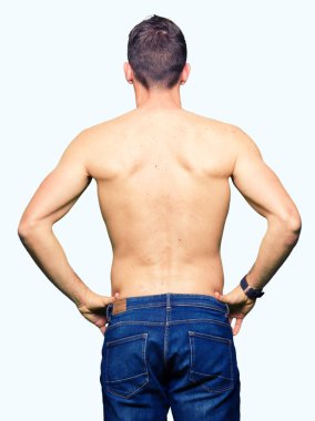 Gömleksiz yakışıklı geriye doğru uzakta silah ile vücut üzerinde seyir çıplak göğüs ayakta gösterilen