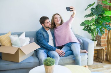 Genç güzel çift akıllı telefon si kullanarak selfie fotoğraf çekmek