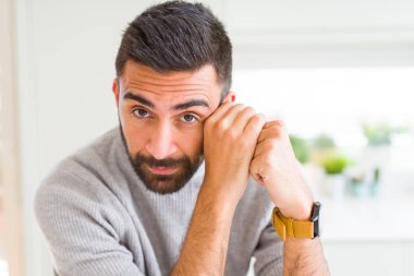 Yakışıklı adam rahat ve emin görünümlü