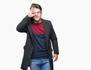 Genç yakışıklı zarif adam gülümsüyor, parmakları ile mutlu yüz üzerinden seyir göz el ile ok jest yapıyor izole arka plan üzerinde gözlük.