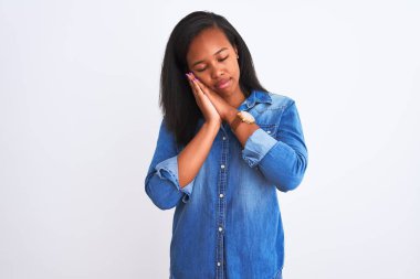 Güzel, genç, Afro-Amerikalı bir kadın kot ceket giyer, uyur, yorgun düşler kurar, el ele poz verir ve kapalı gözlerle gülümserdi..