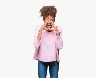 Eller ile kızgın yüksek sesle bağırarak izole arka plan üzerinde gözlük güzel genç Afro-Amerikan kadın ağzına