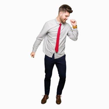 Mutlu ve neşeli, dans genç yakışıklı iş adamı rahat ve kendinden emin müzik hareket gülümseyen