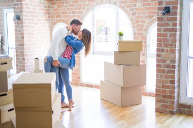 Karton kutular etrafında yeni evde dans genç güzel çift