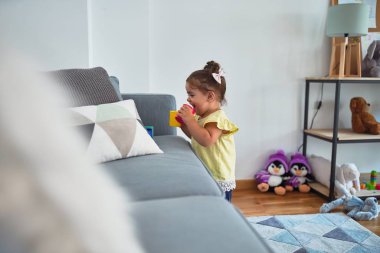 Anaokulunda renkli plastik bardaklarla oynayan güzel çocuk.