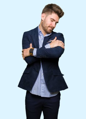 Genç yakışıklı bussines emin gülümseyen Hugging kendini mutlu ve olumlu, dostum. Kendi aşk ve öz bakım