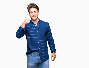 Hareketi el ile mutlu yaşasın yapıyor izole arka plan üzerinde Donanma gömlek giymiş yakışıklı delikanlı. Kameraya bakarak başarı gösteren ile ifade onaylama.
