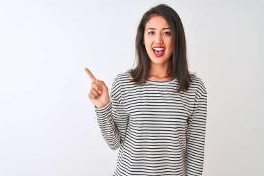İzole edilmiş beyaz arka plan üzerinde duran çizgili tişört giyen genç ve güzel Çinli kadın yüzünde büyük bir gülümsemeyle kameraya el ve parmak ile bakıyor..