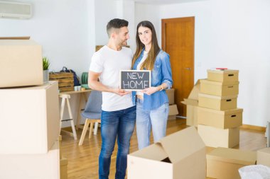 Yeni bir eve hareket güzel genç çift, yeni ev metin ile çok mutlu tutan tahta gülümseyen