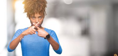 Eksi işareti yapıyor izole arka plan ret ifade geçiş parmakları güzel genç Afro-Amerikan kadın