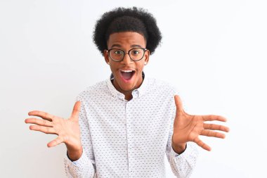 Zarif bir gömlek ve gözlük takmış genç Afro-Amerikalı adam çılgın ve hayret verici başarısını kutluyor ve kollarını kaldırıp heyecanla haykırıyor. Kazanan konsept
