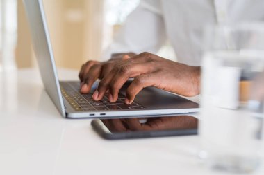 Afrika iş adam el bilgisayar laptop klavye kullanarak çalışma yakın çekim