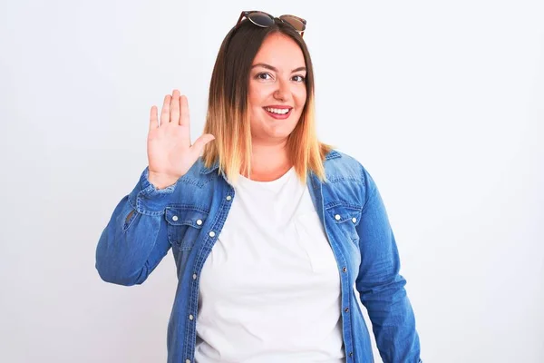 Mulher Bonita Vestindo Camisa Jeans Sobre Fundo Branco Isolado Waiving — Fotografia de Stock