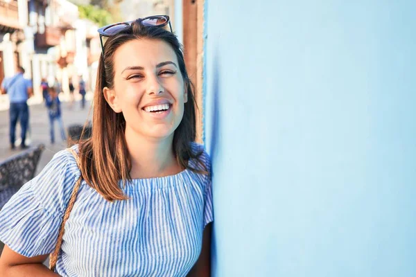 Hermosa Chica Apoyada Pared Azul Joven Mujer Amigable Sonriendo Feliz —  Fotos de Stock