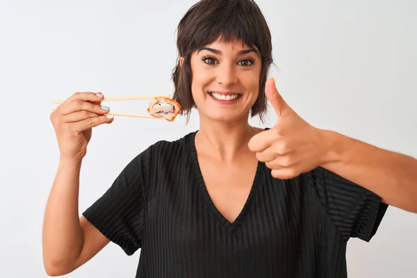 Joven Hermosa Mujer Comiendo Sushi Usando Palillos Pie Sobre Fondo — Foto de Stock