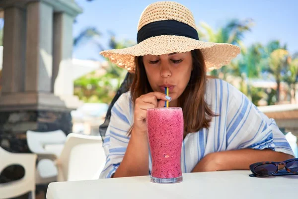 Beutiful Bárban Medence Hotel Üdülőhely Ivás Egészséges Smoothie Enyojing Nyári — Stock Fotó