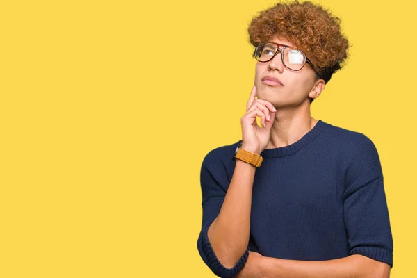 Joven Hombre Guapo Con Gafas Afro Con Mano Barbilla Pensando —  Fotos de Stock