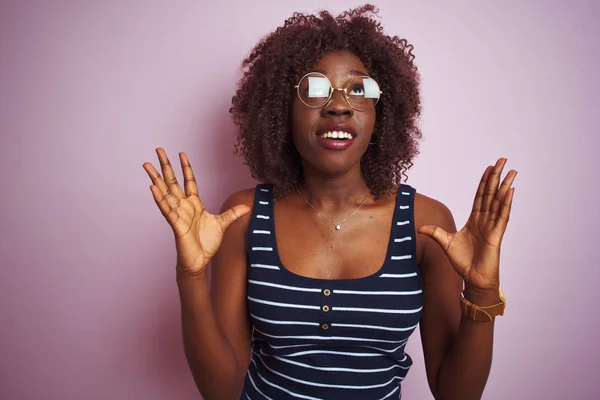 Mujer Afro Africana Joven Con Gafas Camiseta Rayas Sobre Fondo — Foto de Stock