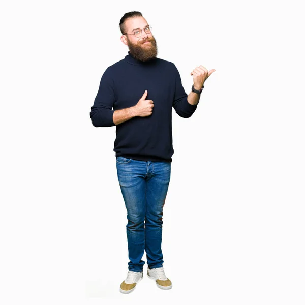 Joven Hombre Rubio Con Gafas Suéter Cuello Alto Sonriendo Con —  Fotos de Stock