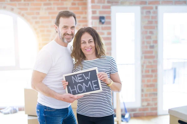 Casal Sênior Meia Idade Mudando Para Uma Nova Casa Sorrindo — Fotografia de Stock