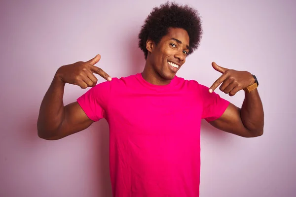 Jovem Americano Com Cabelo Afro Vestindo Camiseta Sobre Fundo Rosa — Fotografia de Stock