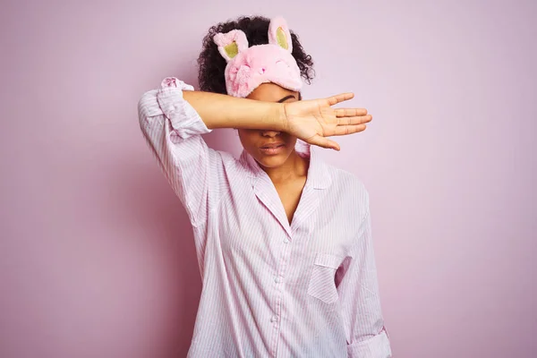 Ung Afrikansk Amerikansk Kvinna Bär Pyjamas Och Mask Över Isolerade — Stockfoto