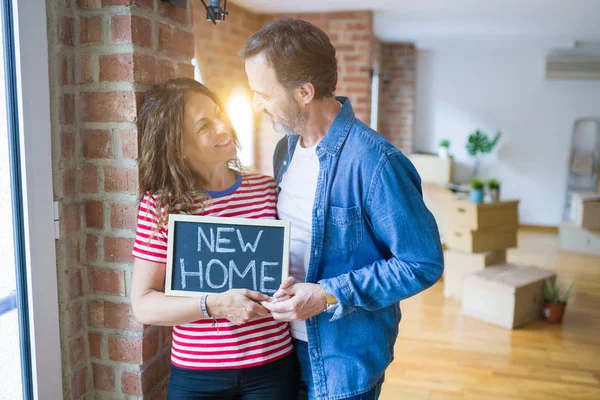 Casal Sênior Meia Idade Mudando Para Uma Nova Casa Sorrindo — Fotografia de Stock