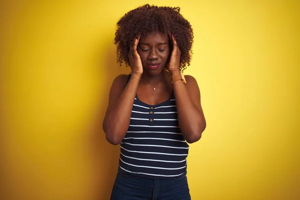 Ung Afrikansk Afro Kvinna Bär Randig Shirt Över Isolerad Gul — Stockfoto