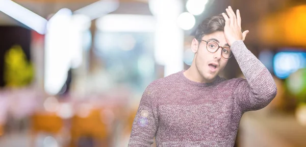 Joven Hombre Guapo Con Gafas Sobre Fondo Aislado Sorprendido Con — Foto de Stock