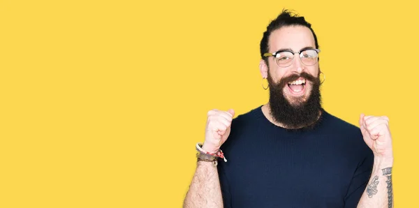 Homem Jovem Hipster Com Cabelos Longos Barba Vestindo Óculos Celebrando — Fotografia de Stock