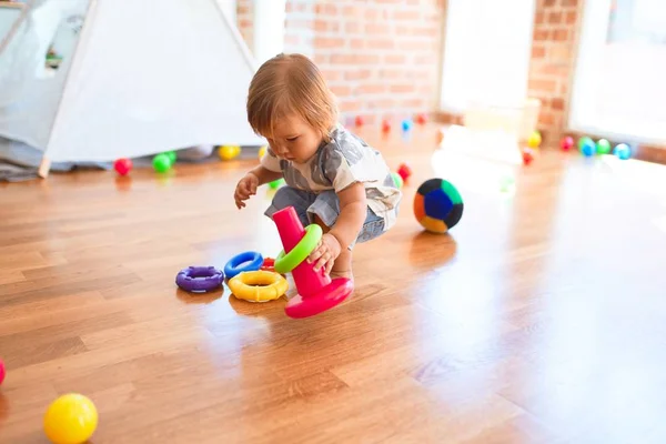 Entzückendes Kleinkind Baut Pyramide Mit Reifen Jede Menge Spielzeug Kindergarten — Stockfoto