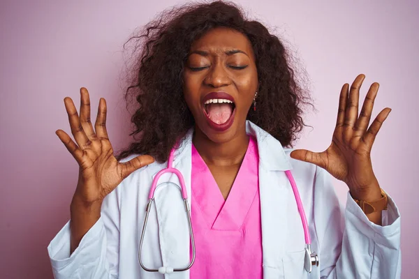 Afrikai Amerikai Orvos Sztetoszkóppal Izolált Rózsaszín Háttér Ünnepli Őrült Őrült — Stock Fotó