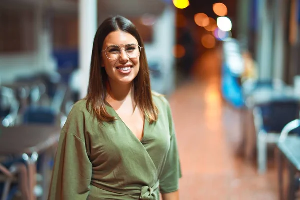 Joven Hermosa Chica Sonriendo Feliz Seguro Caminar Calle Ciudad Pie — Foto de Stock