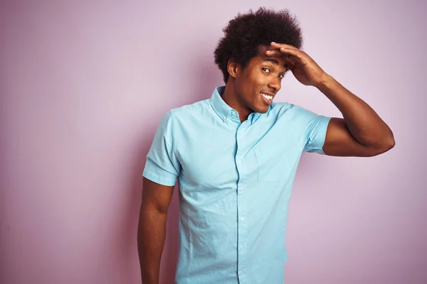 Giovane Uomo Americano Con Capelli Afro Indossa Camicia Blu Piedi — Foto Stock