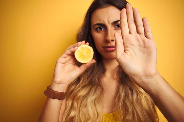 Young Beautiful Woman Holding Half Lemon Yellow Isolated Background Open — Stock Photo, Image