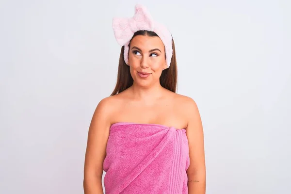 Mulher Bonita Usando Toalha Banho Rosa Cabeceira Beleza Sobre Fundo — Fotografia de Stock