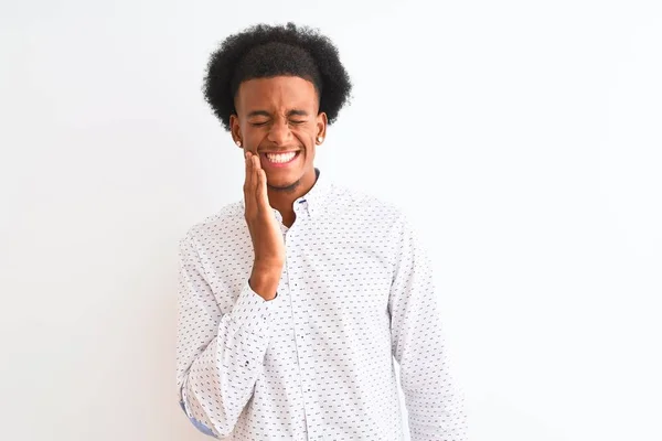 Молодой Африканский Американец Элегантной Рубашке Стоит Изолированном Белом Фоне Касаясь — стоковое фото