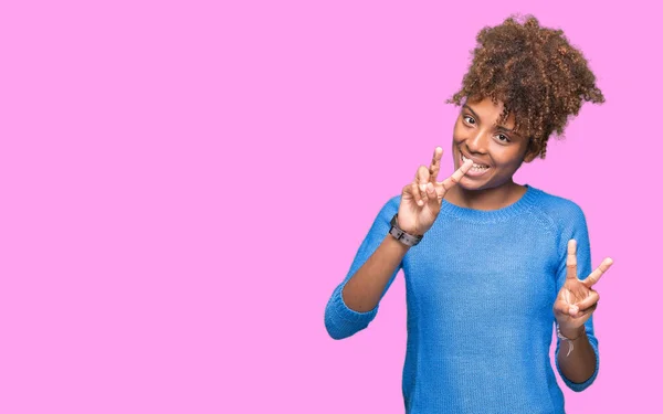 Güzel Genç Afro Amerikan Kadın Parmaklarını Zafer Işareti Yaparken Gösterilen — Stok fotoğraf