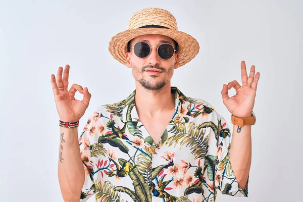 Joven Hombre Guapo Con Camisa Hawaiana Sombrero Verano Sobre Fondo —  Fotos de Stock