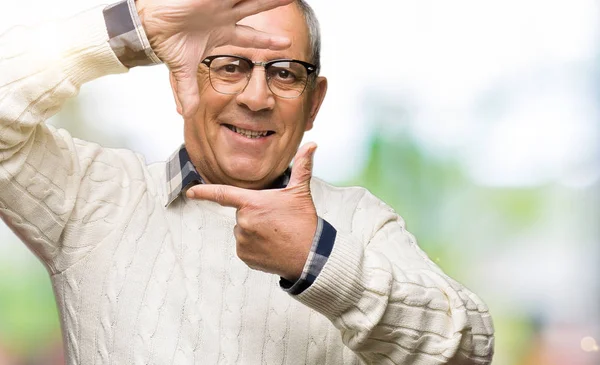 Handsome Senior Man Bär Glasögon Och Vinter Tröja Leende Gör — Stockfoto