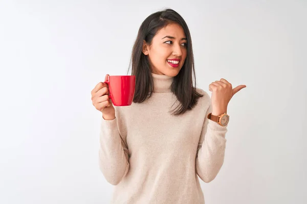 Hermosa Mujer China Bebiendo Taza Roja Café Pie Sobre Fondo — Foto de Stock