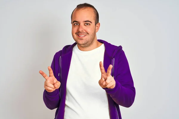 Jovem Vestindo Camisola Roxa Sobre Fundo Branco Isolado Sorrindo Olhando — Fotografia de Stock