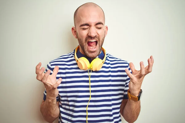 Młody Człowiek Słuchania Muzyki Sobie Żółte Słuchawki Białym Tle Obchodzi — Zdjęcie stockowe