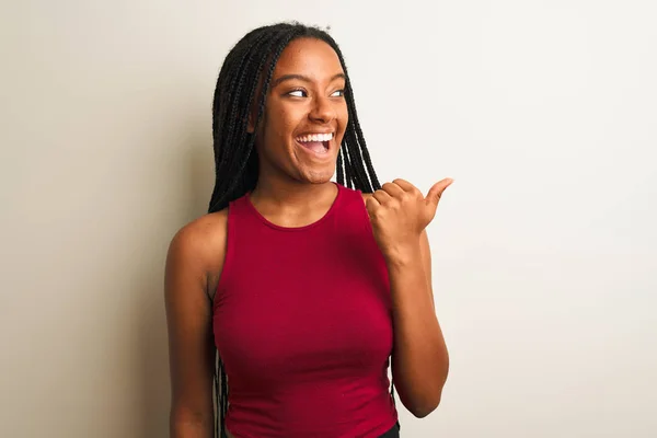 Afrikanische Amerikanerin Rotem Lässigem Shirt Vor Isoliertem Weißem Hintergrund Lächelnd — Stockfoto